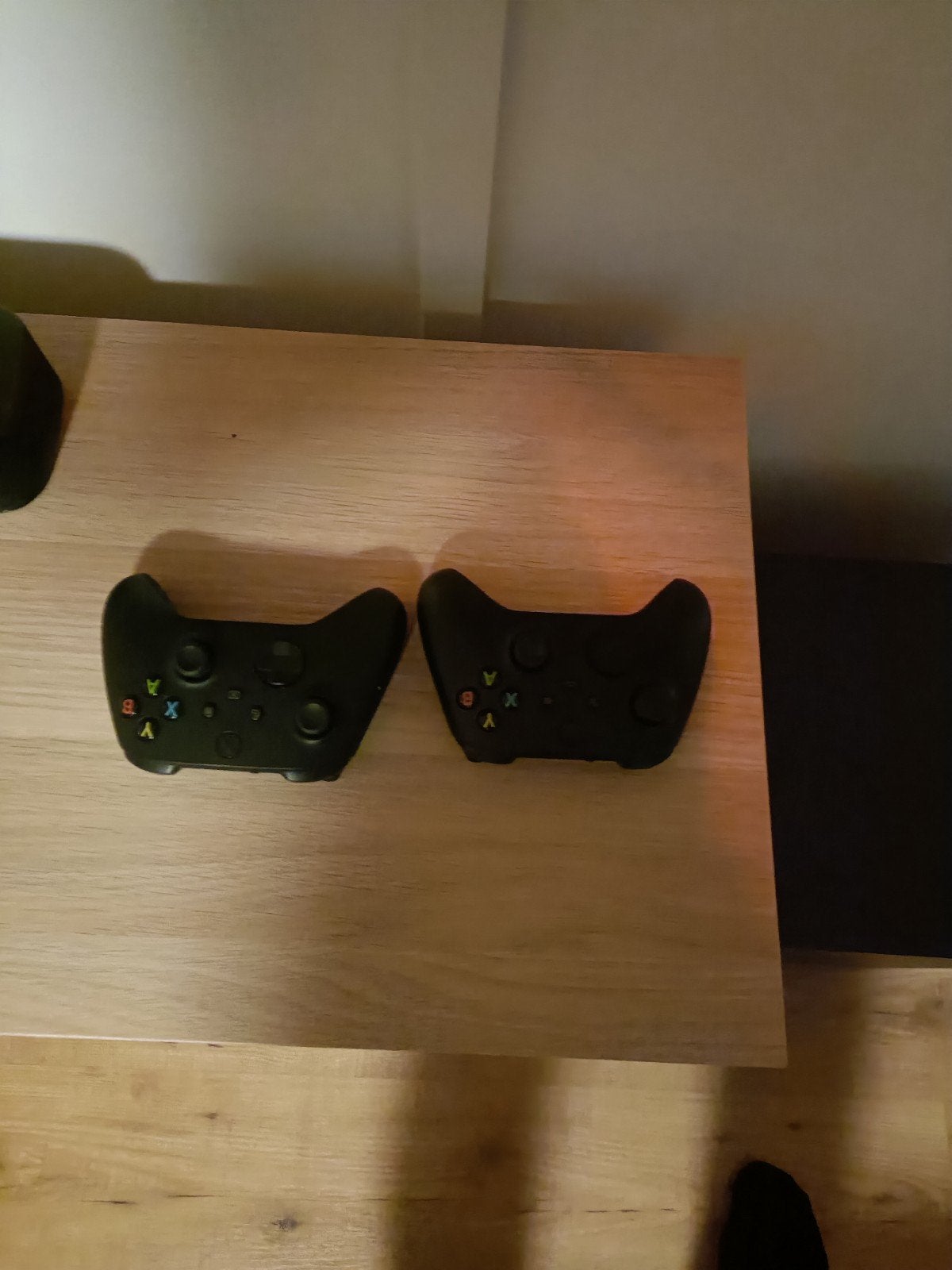 Foto 2 van Xbox Series X met twee controllers