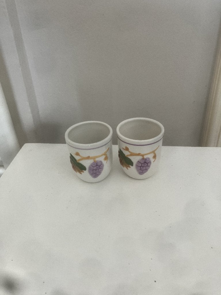 2 Portugese bekers met een druivenmotief, Keramiek, Ophalen of Verzenden, Zo goed als nieuw, Overige stijlen