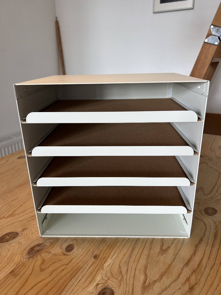 IKEA HARVMATTA Brievenbus / Bureau Organizer Wit, Huis en Inrichting, Woonaccessoires | Kisten, Zo goed als nieuw, Minder dan 50 cm