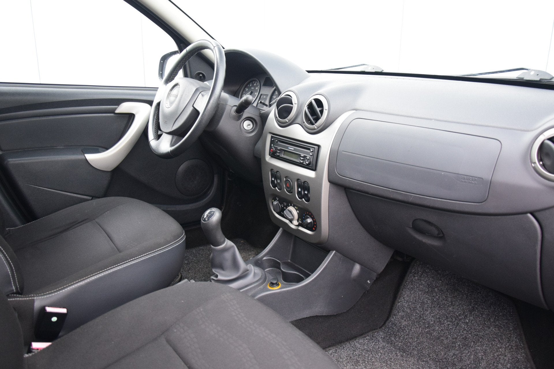 Dacia Sandero 1.6 Stepway Airco Audio Elek/pakket Trekhaak, Auto's, Dealer onderhouden, Stof, Gebruikt, Zwart