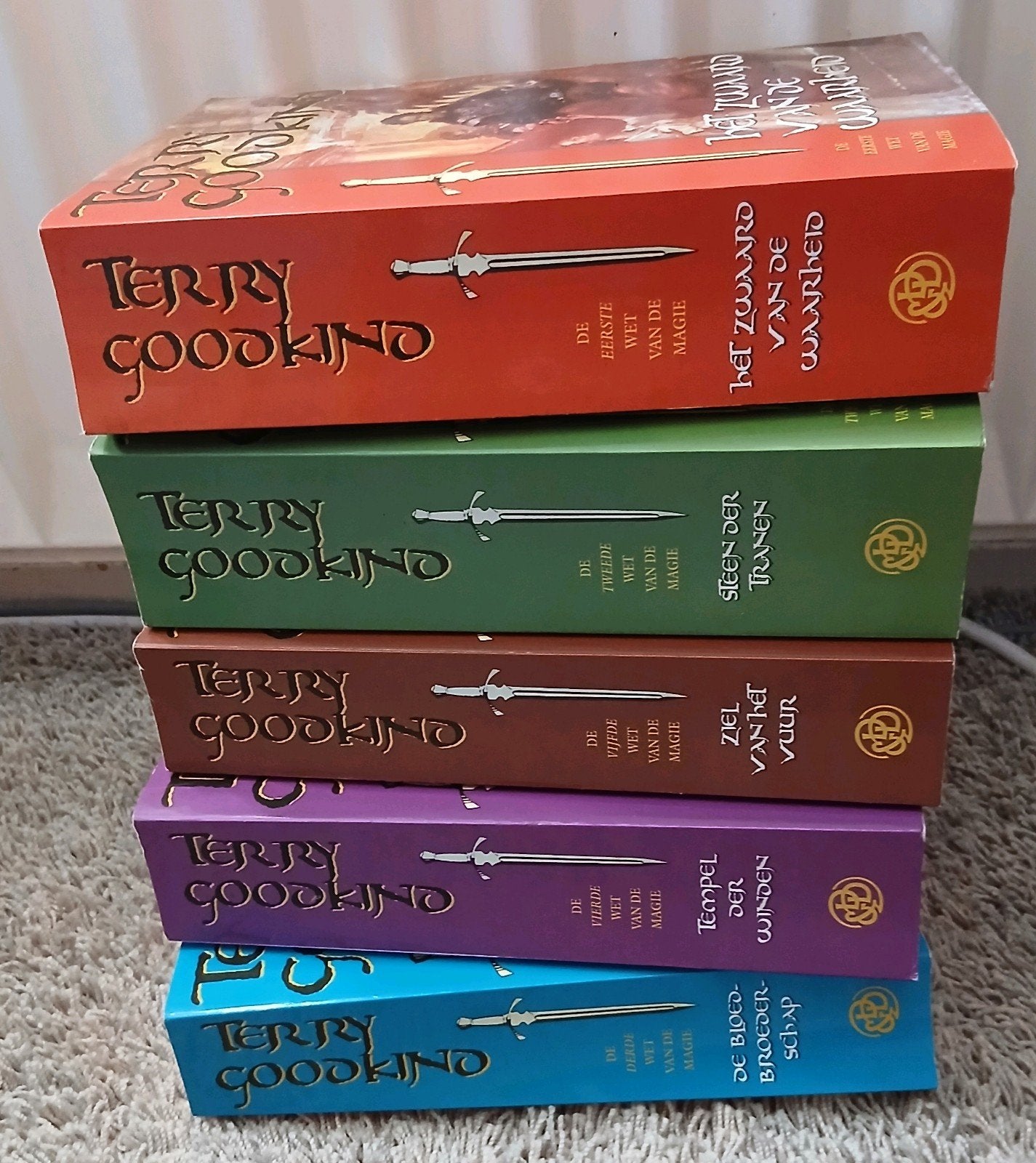 Terry Goodkind-complete set De Wetten van de Magie 1 t/m 5, Boeken, Fantasy, Ophalen of Verzenden, Zo goed als nieuw, Terry Goodkind