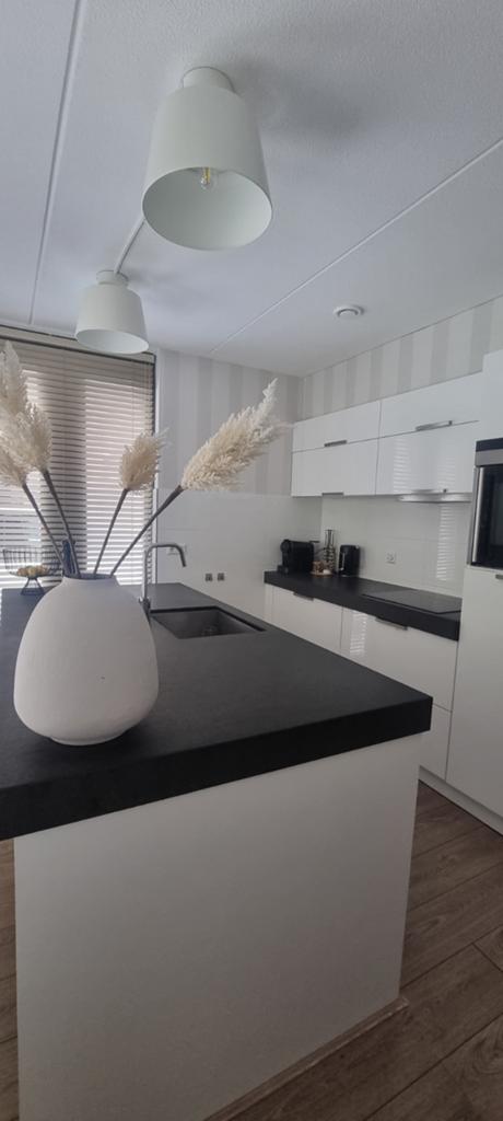 Hoogglans witte keuken met eiland en granieten werkblad 10cm, Huis en Inrichting, Keuken | Complete keukens, Ophalen, Gebruikt