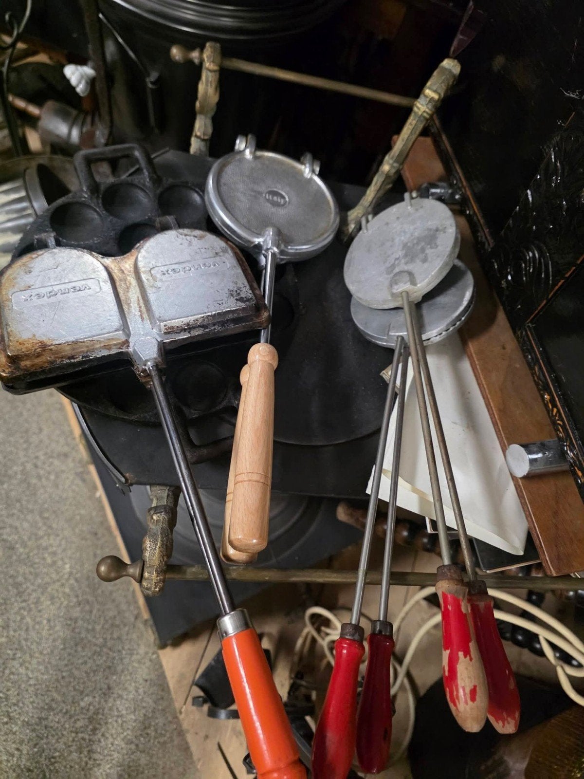 Oude wafelijzers en poffertjespan - Vintage keukengerei, Ophalen of Verzenden, Metaal, Meerkleurig, Overige merken