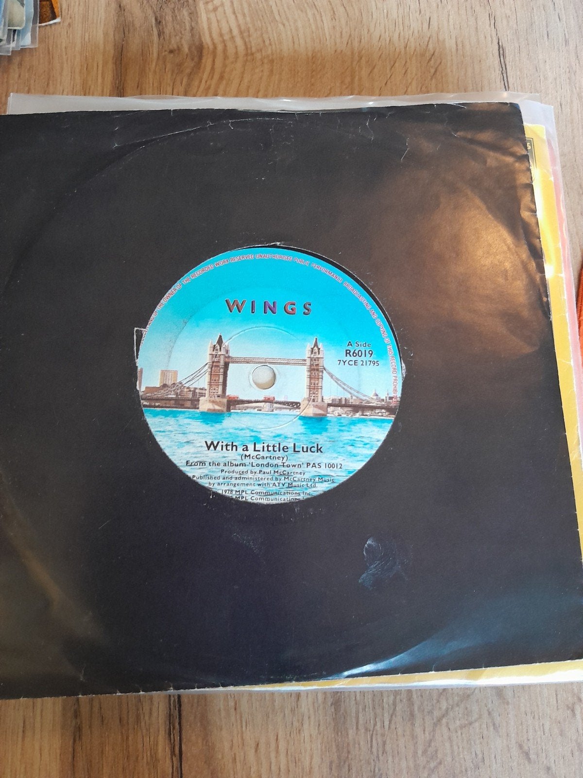 Wings 7 inch with a little luck, Ophalen of Verzenden, Zo goed als nieuw, Pop
