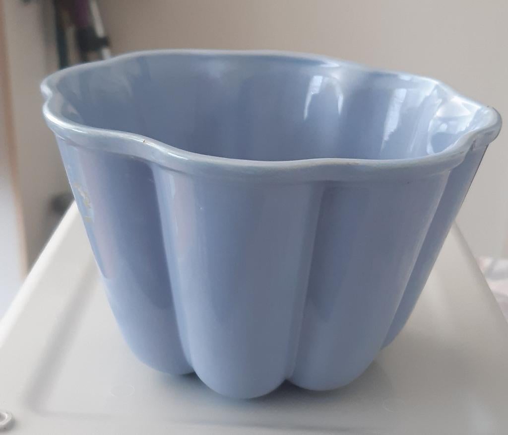 Pudding / griesmeel vorm/ lila/ H 10cm doorsnede 14cm., Ophalen of Verzenden, Gebruikt