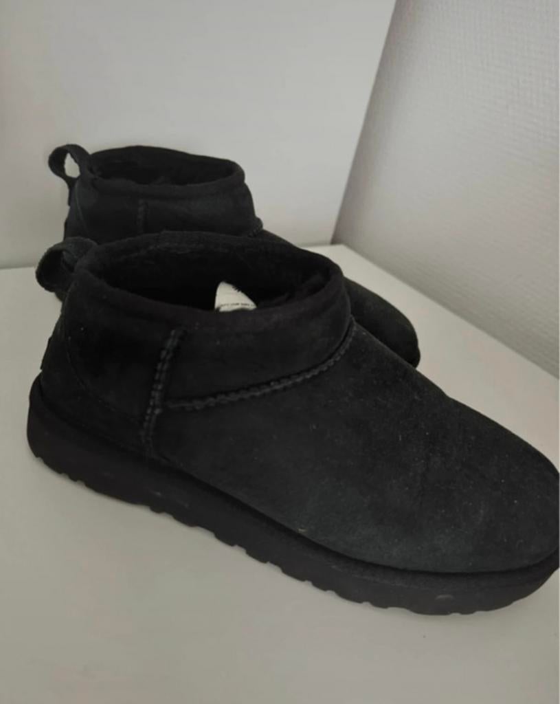 Ugg ultra mini, Zwart, Lage of Enkellaarzen, Ophalen of Verzenden, Gedragen