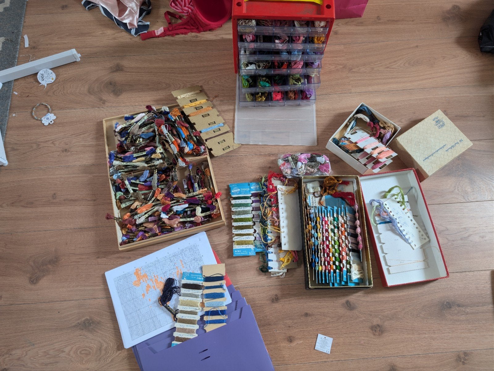 Heel veel dmc garen borduur lappen en patronen, Hobby en Vrije tijd, Ophalen of Verzenden, Borduurgaren of Zijde
