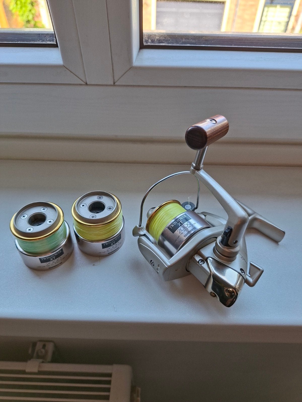 Shimano Twinpower XT2000 Japan, 2 reservespoelen, lees, Ophalen of Verzenden, Gebruikt, Molen