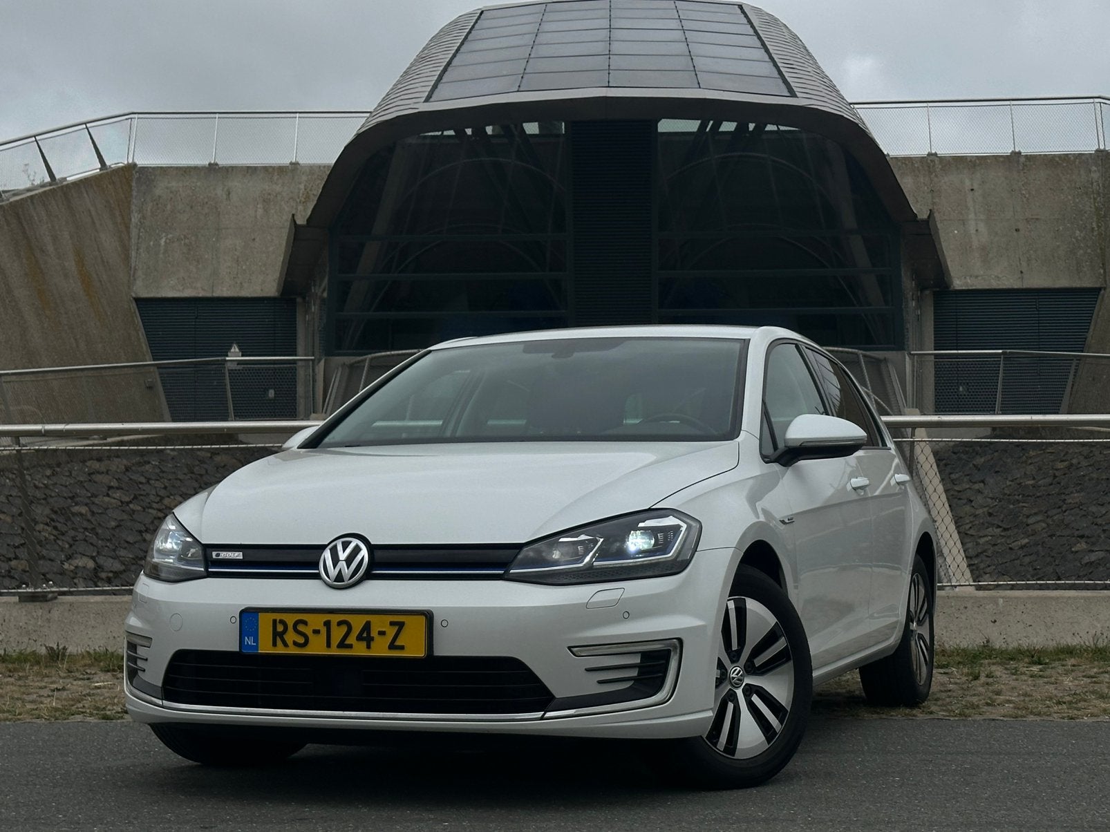 Volkswagen E-Golf | LEDER | LED | NWE APK | APPLE CARPLAY, 136 pk, Zwart, 35 kWh, Adaptive Cruise Control