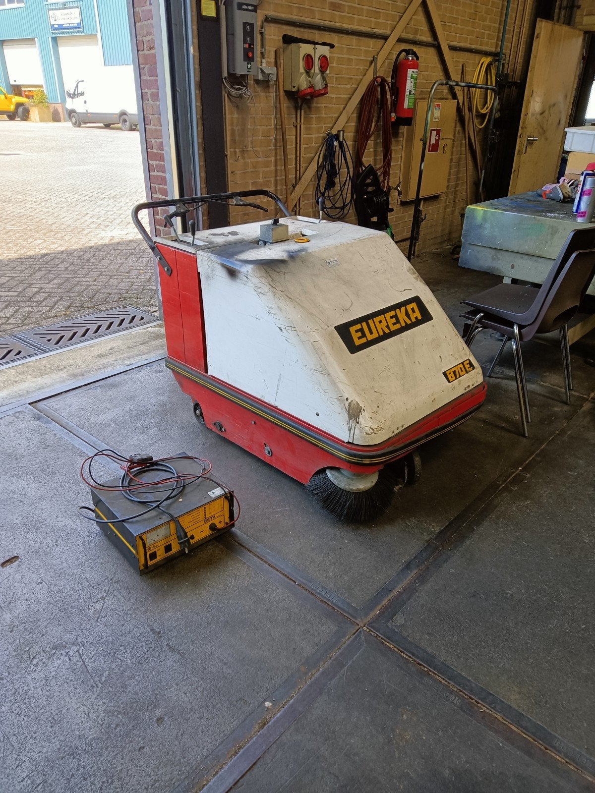 Eureka 870E Veegmachine met Oplader, defect ,TEAB, Ophalen, Gebruikt, Overige typen