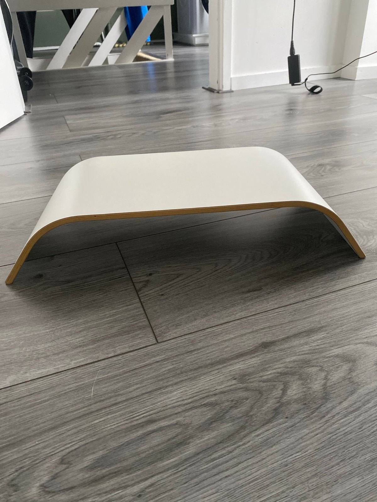 IKEA SIGFINN - Witte monitorstandaard van gebogen hout, Ophalen, Zo goed als nieuw