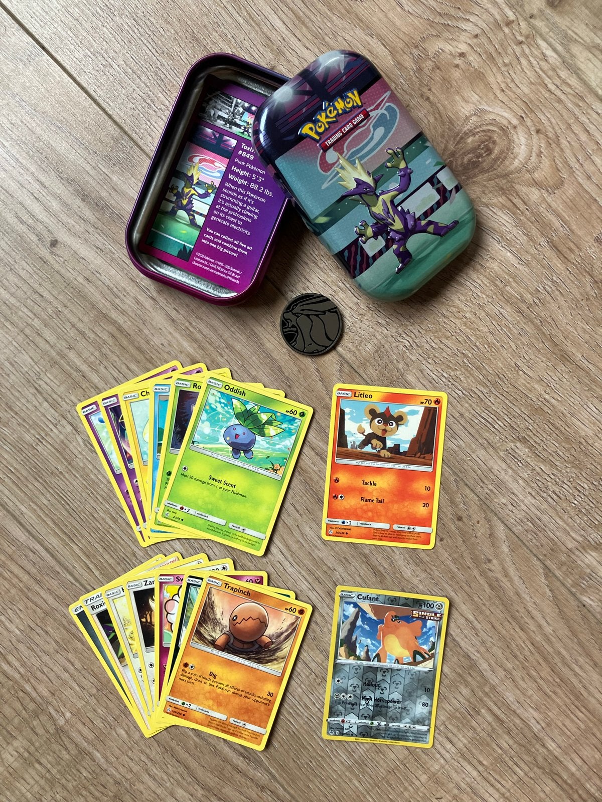 Toxtricity Galar Mini Tin met 15 Pokémon kaarten + muntje, Ophalen of Verzenden, Zo goed als nieuw, Meerdere kaarten, Foil