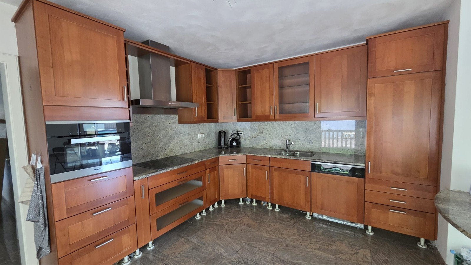 Complete hoekkeuken met Miele apparatuur, Huis en Inrichting, Keuken | Complete keukens, Gebruikt, Bruin, Hoekkeuken, Graniet of Steen