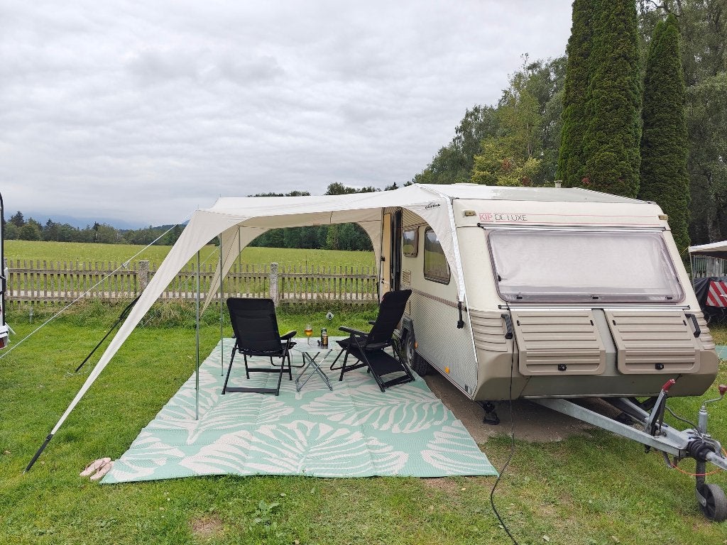 Kip 42T De Luxe caravan (1993) met voortent en luifels, Kip, Omvormbare zithoek, Treinzit, 750 - 1000 kg