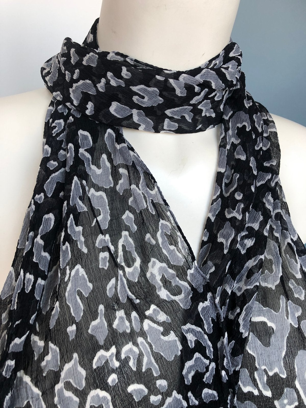 Bijenkorf dun (zijde) zwart grijs wit Leopard luipaard sjaal, Maat 46/48 (XL) of groter, Ophalen of Verzenden, Zo goed als nieuw