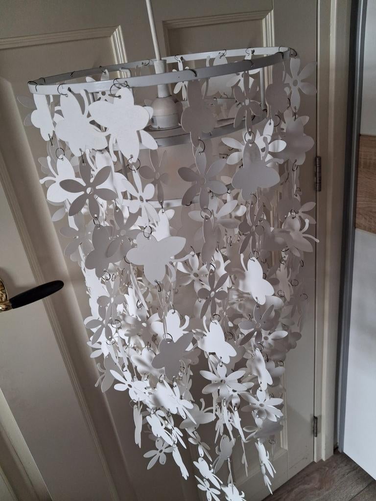 Witte ronde hanglamp met vlinders en bloemen, 70 cm hoog, Gebruikt, 50 tot 75 cm, Speels, Modern, Kinderkamer, Overige materialen