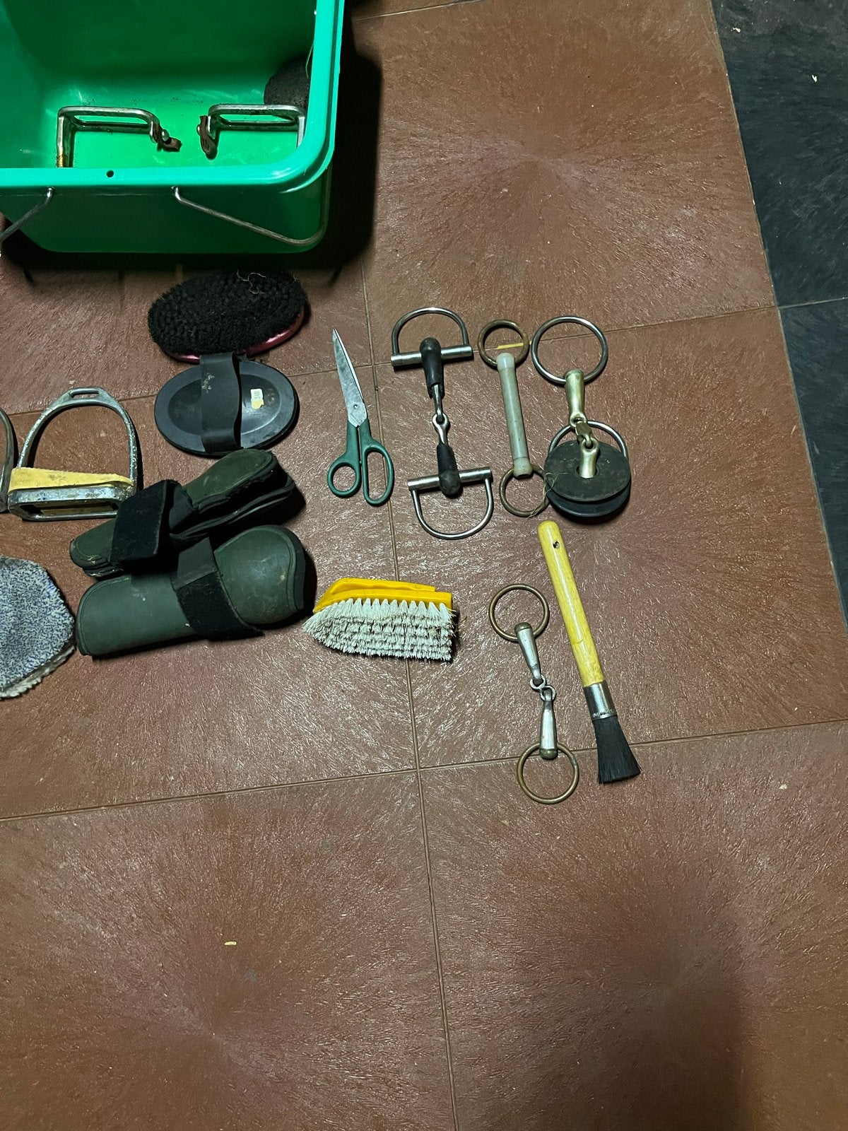 Te koop poetsgereedschap en ophangbeugels voor hoofdstellen, Ophalen, Nieuw, Dressuur