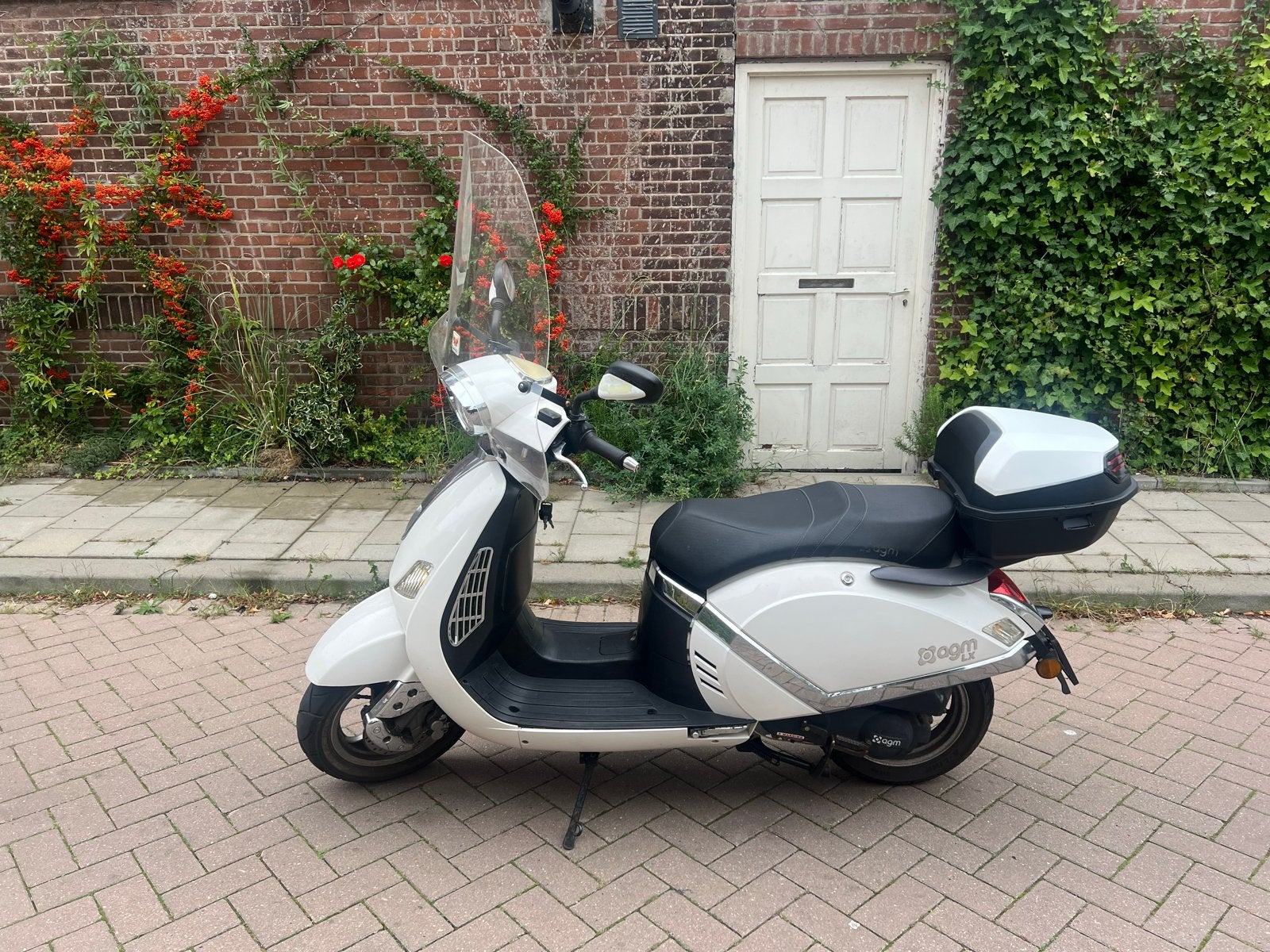 AGM LX Scooter - Wit, inclusief slot en topkoffer, Fietsen en Brommers, Ophalen, Maximaal 45 km/u, Zo goed als nieuw, 50 cc