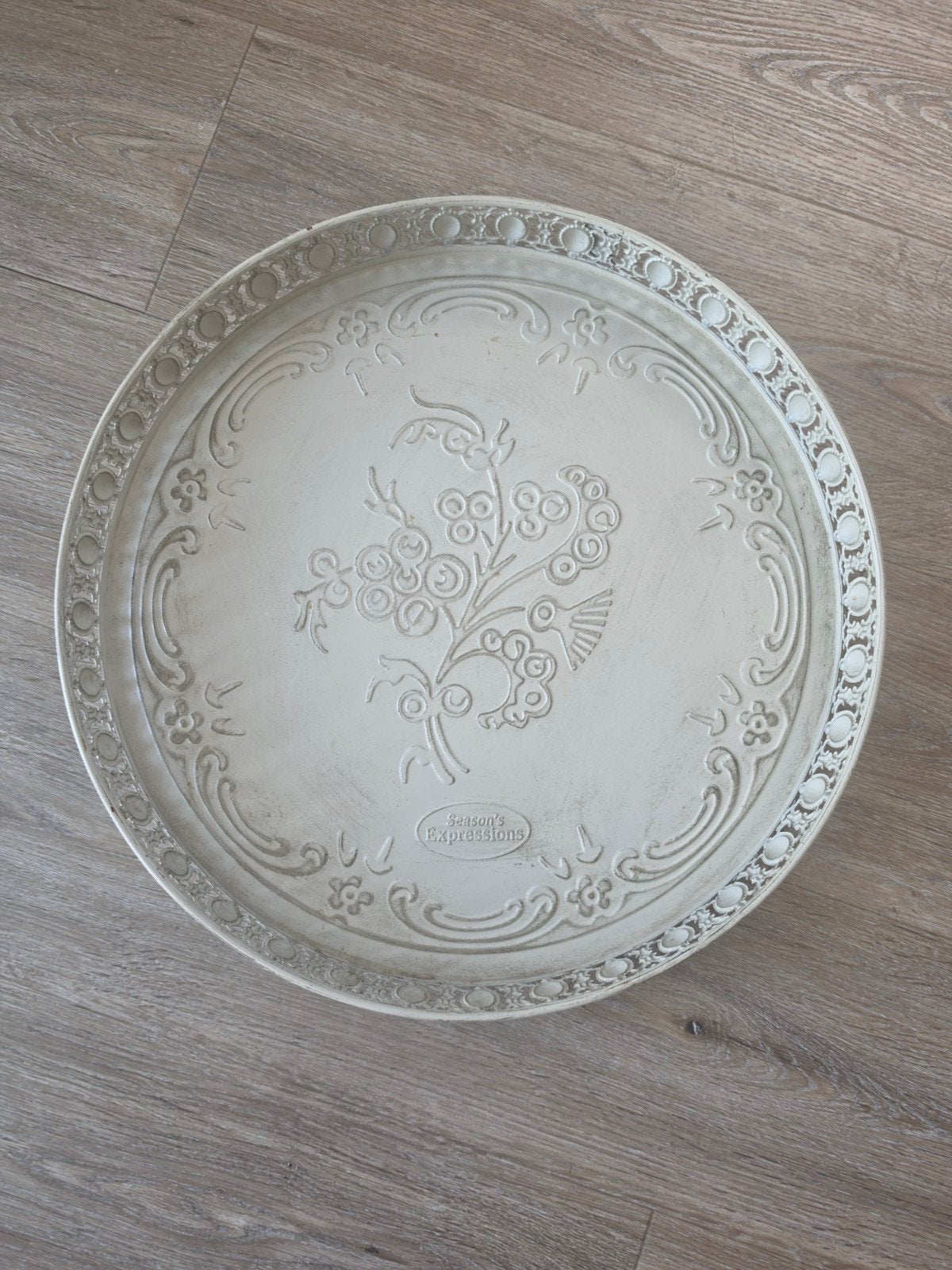 Decoratief rond dienblad met bloemenreliëf, Huis en Inrichting, Ophalen, Gebruikt, Rond, Dienblad