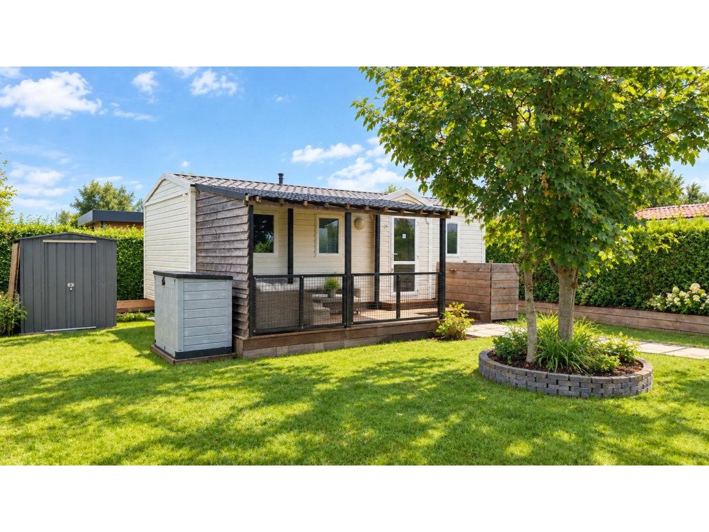 Chalet met eigen grond te koop in Menaam, Friesland! R#52R, Caravans en Kamperen, Tot en met 4