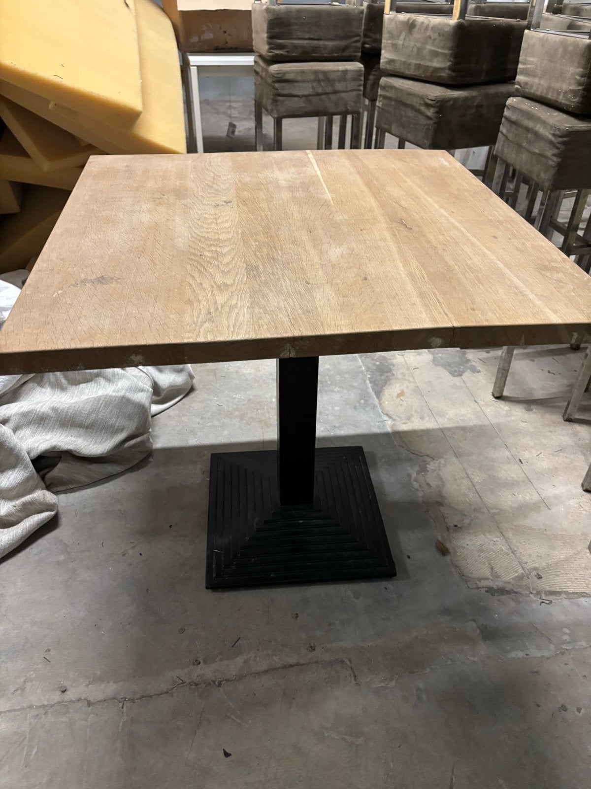 Robuuste eikenhouten tafel met metalen onderstel, Ophalen, Gebruikt, 50 tot 100 cm, Tot twee personen