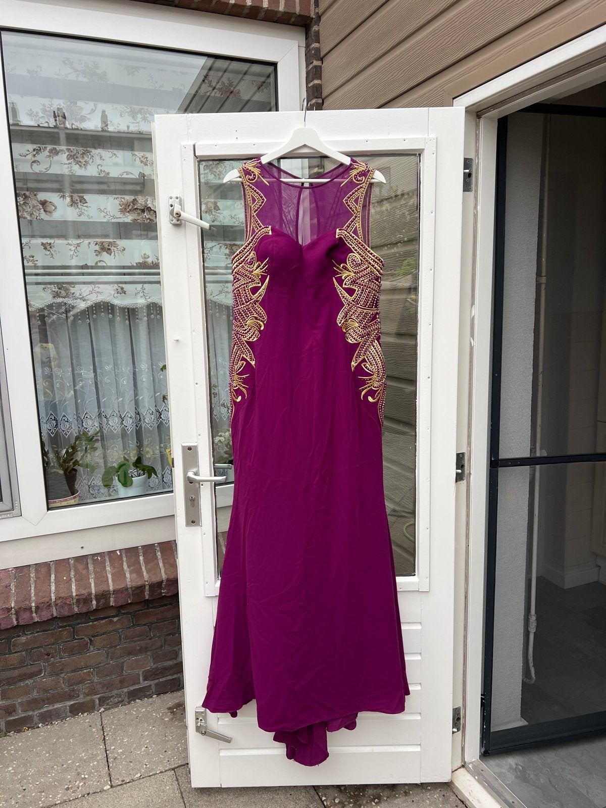 Prachtige paarse avondjurk met gouden borduursels, Ophalen of Verzenden, Gedragen, Paars, Onder de knie