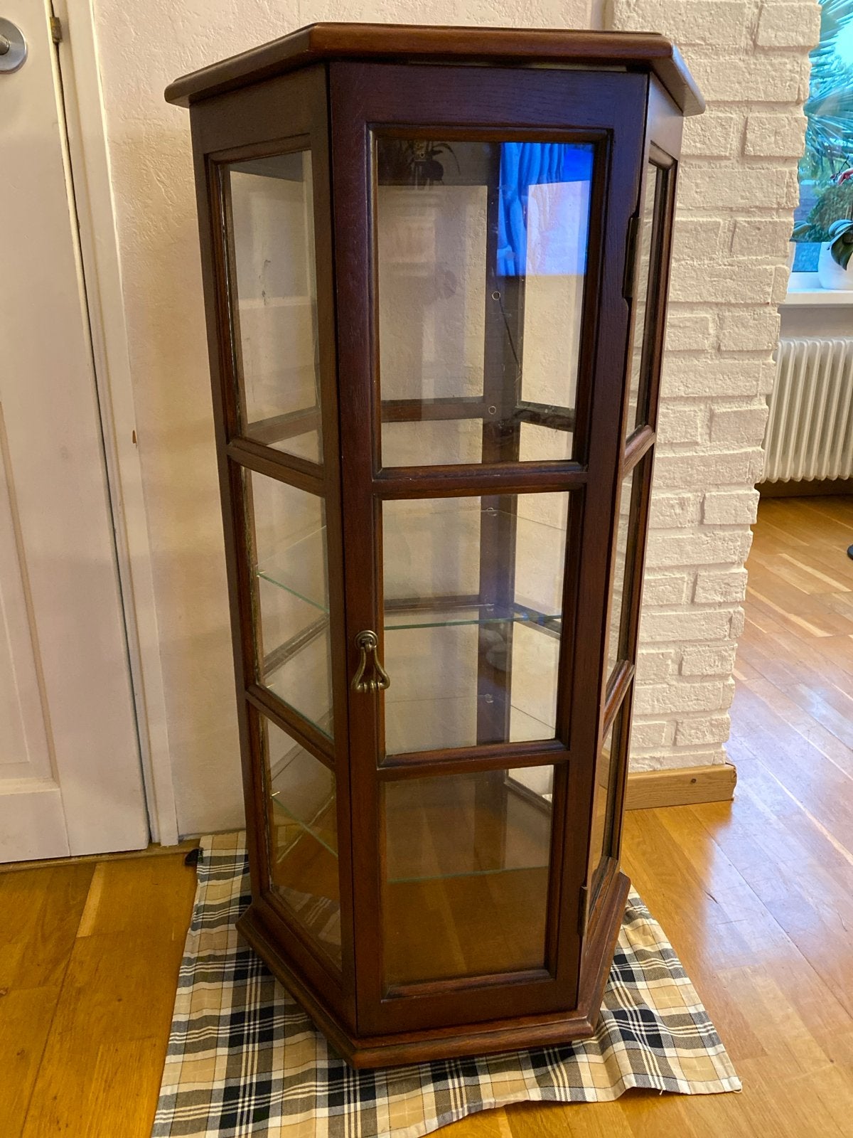 Antieke houten vitrinekast met glazen planken, Ophalen