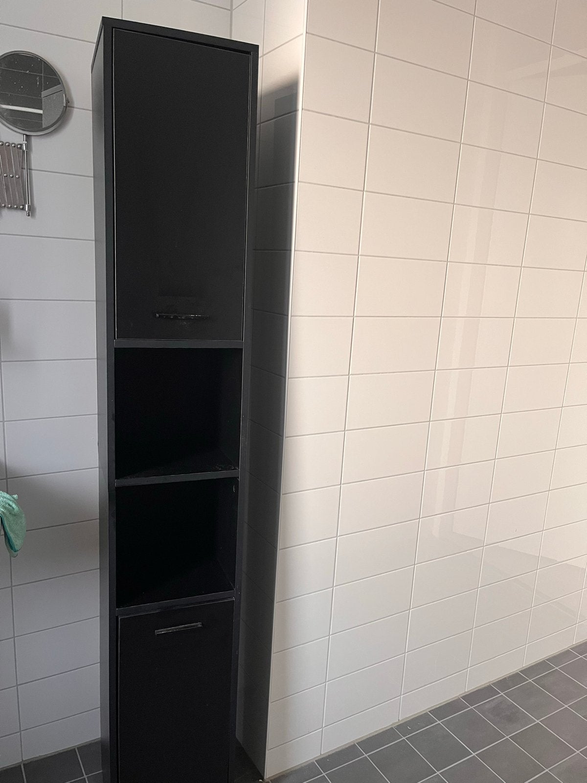 Zwarte badkamerkast met open vakken en deurtjes, Ophalen, (Half)hoge kast, Minder dan 50 cm, Gebruikt
