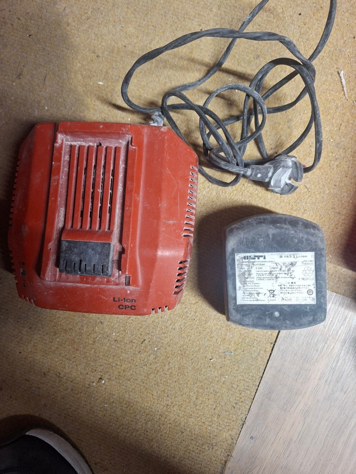 Hilti Li-ion CPC acculader en accu B 14/3.3, Ophalen of Verzenden, Gebruikt, Overige typen