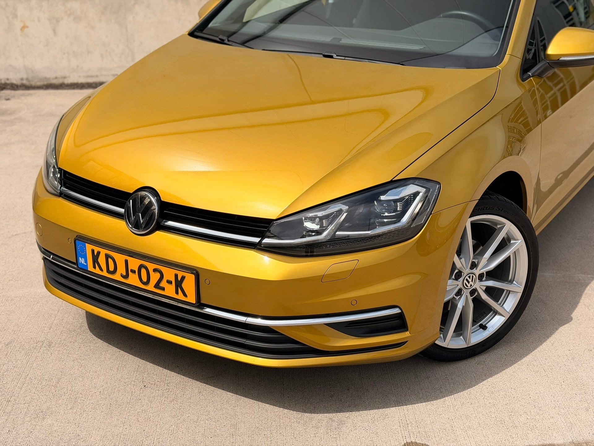 Volkswagen Golf 1.0 TSI R-Line 18'' LED Dynaudio ACC Stoelve, Auto's, Volkswagen, Stof, Gebruikt, Geel, Handgeschakeld