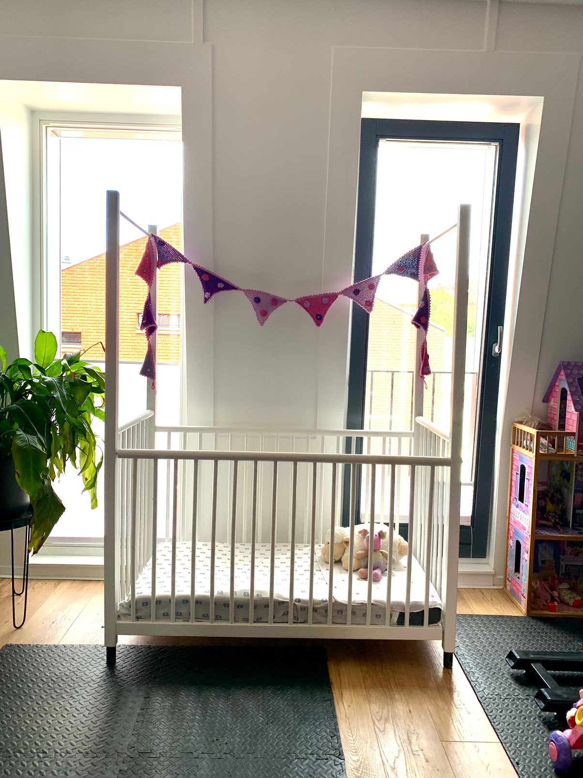 Schattig babybedje met hoge zijkanten inclusief matras ikea, Ophalen, Gebruikt, Lattenbodem, Minder dan 140 cm