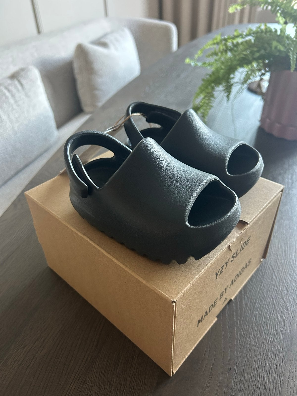 Yeezy Slide Infants/Kinderen Maat 23 - Nieuw in Doos, Ophalen, Nieuw, Jongen of Meisje