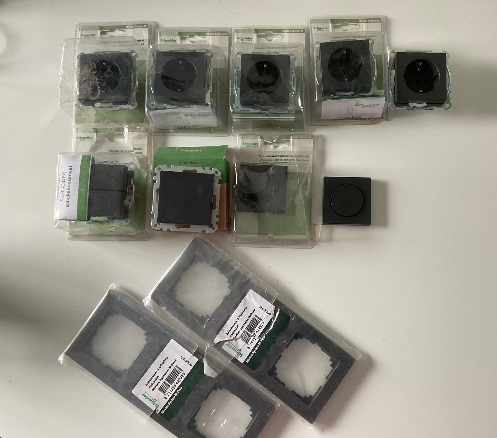 Merten System M Schnieder - nieuw antraciet schakelmateriaal, Doe-het-zelf en Verbouw, Elektra en Kabels, Ophalen of Verzenden