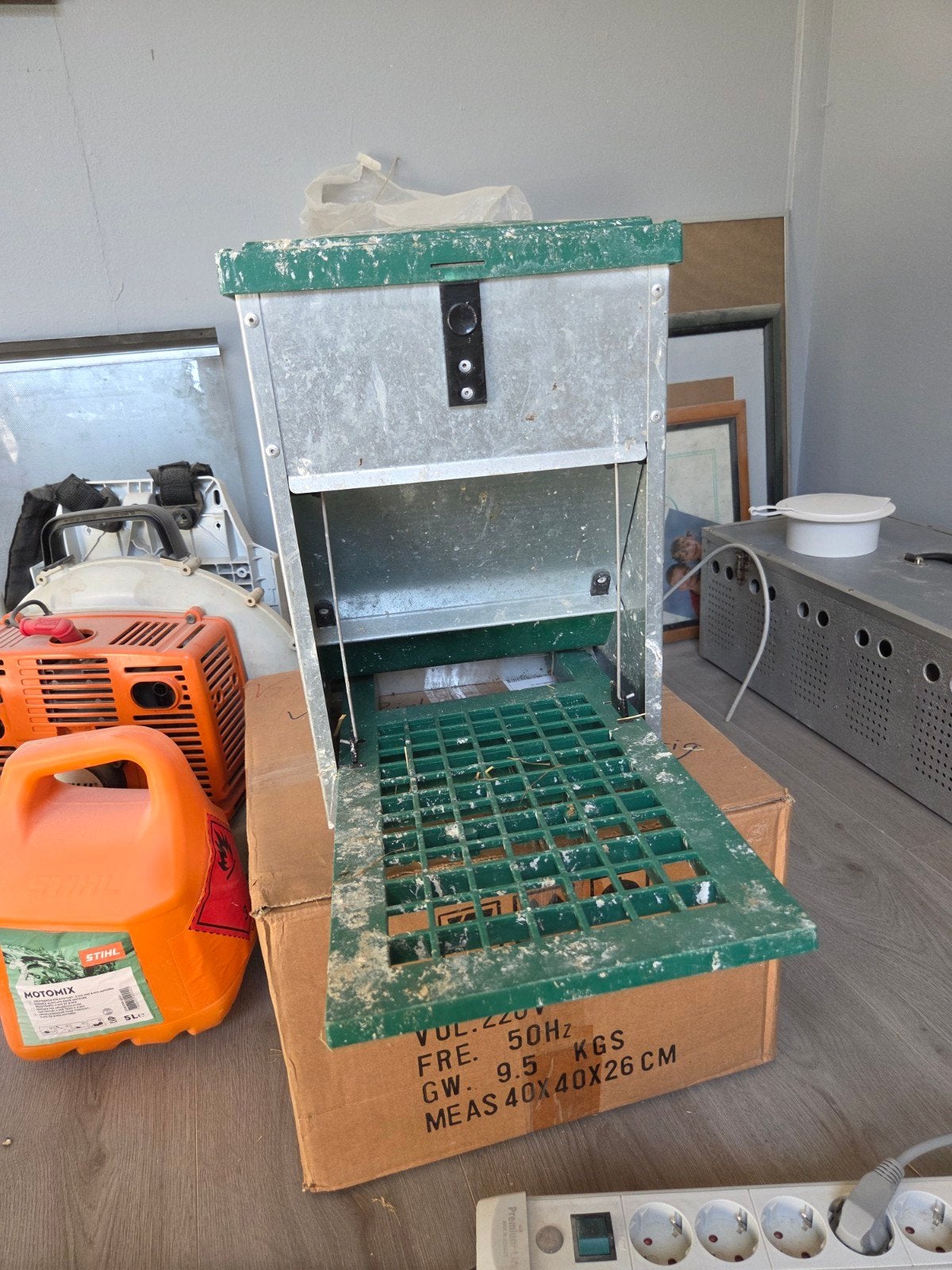 Feedomatic voerbak 5 kilo, Dieren en Toebehoren, Pluimvee | Toebehoren, Ophalen of Verzenden, Drinken en Voederen