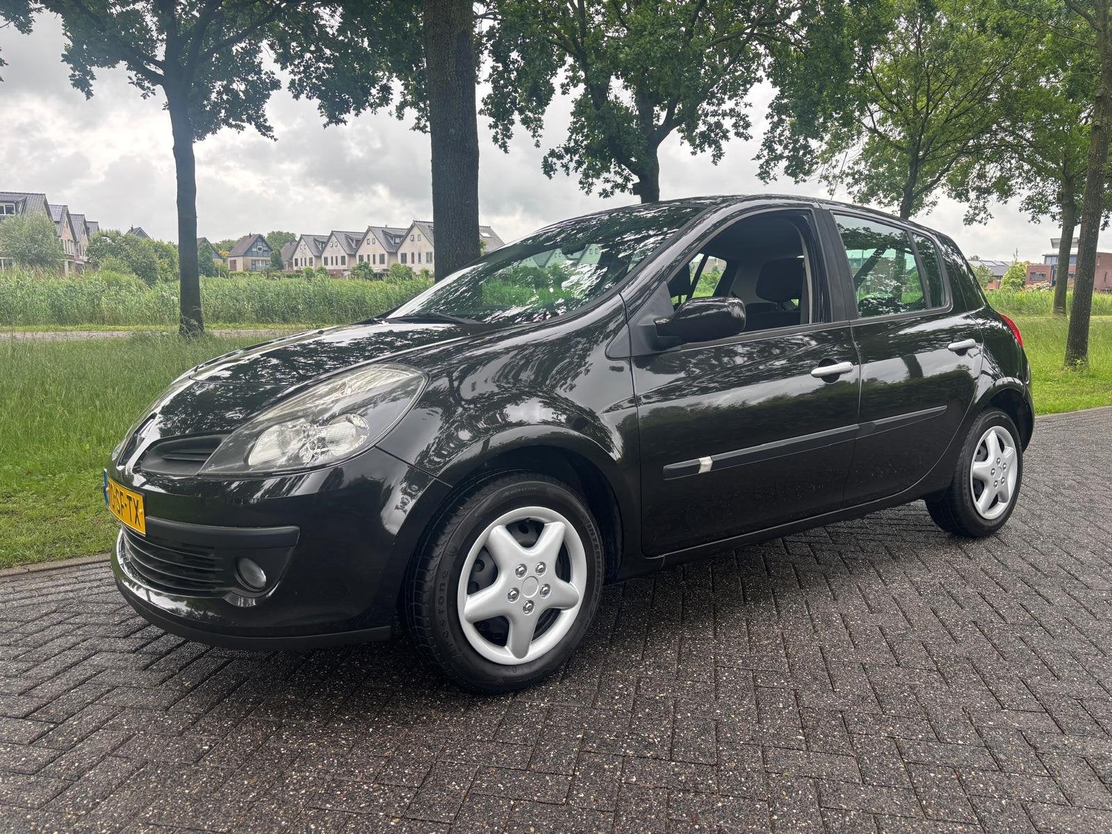 Renault Clio 1.6-16V Dynamique Luxe (bj 2006), Auto's, Renault, Gebruikt, 4 cilinders, Zwart, Origineel Nederlands