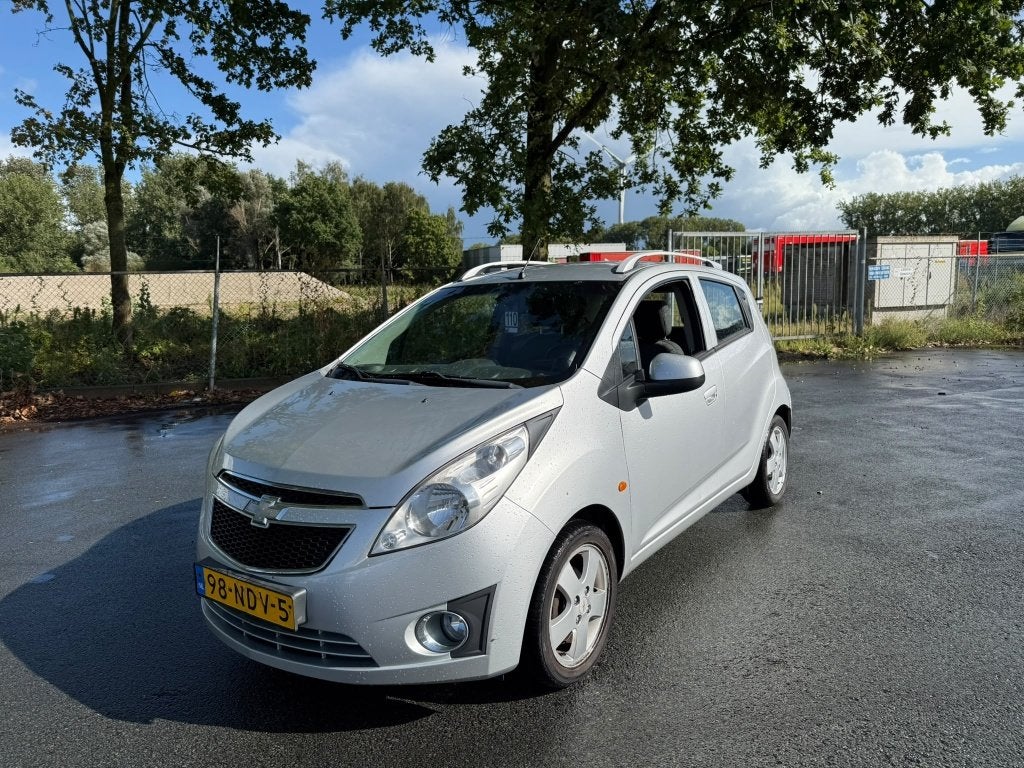 Chevrolet Spark 1.0 Bifuel 2010 Grijs, Auto's, 37 €/maand, 4 cilinders, Origineel Nederlands, Bedrijf