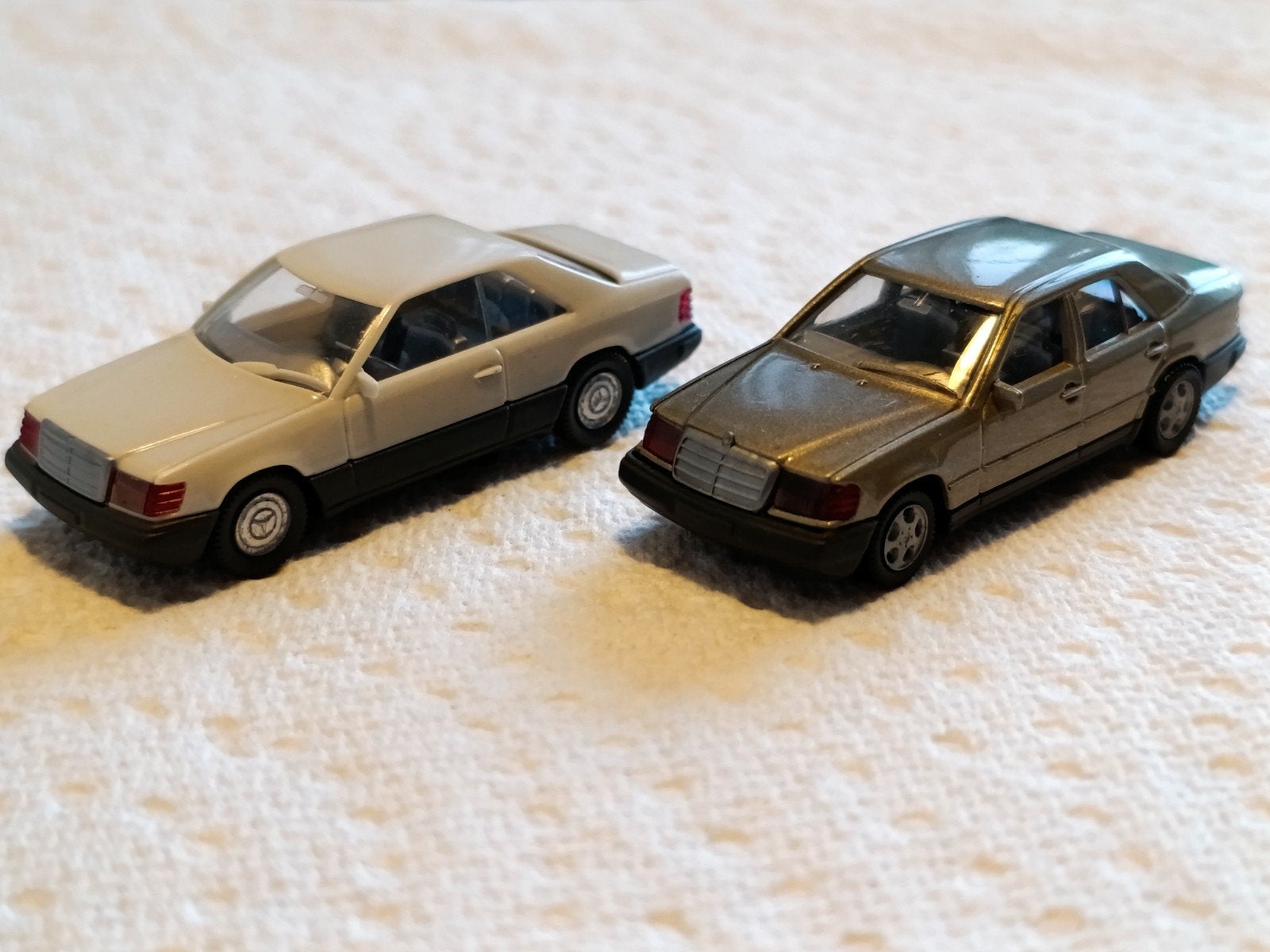 2X mercedes W 124 Wiking 1/87, Ophalen of Verzenden, Gebruikt, Auto, Wiking