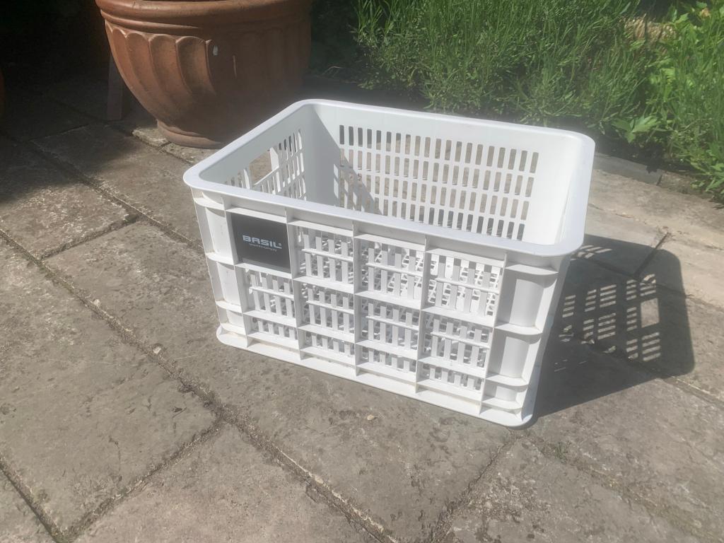 Robuuste fietskrat van Basil - Bright White, Ophalen, Zo goed als nieuw, Fietskrat, Basil  zwart