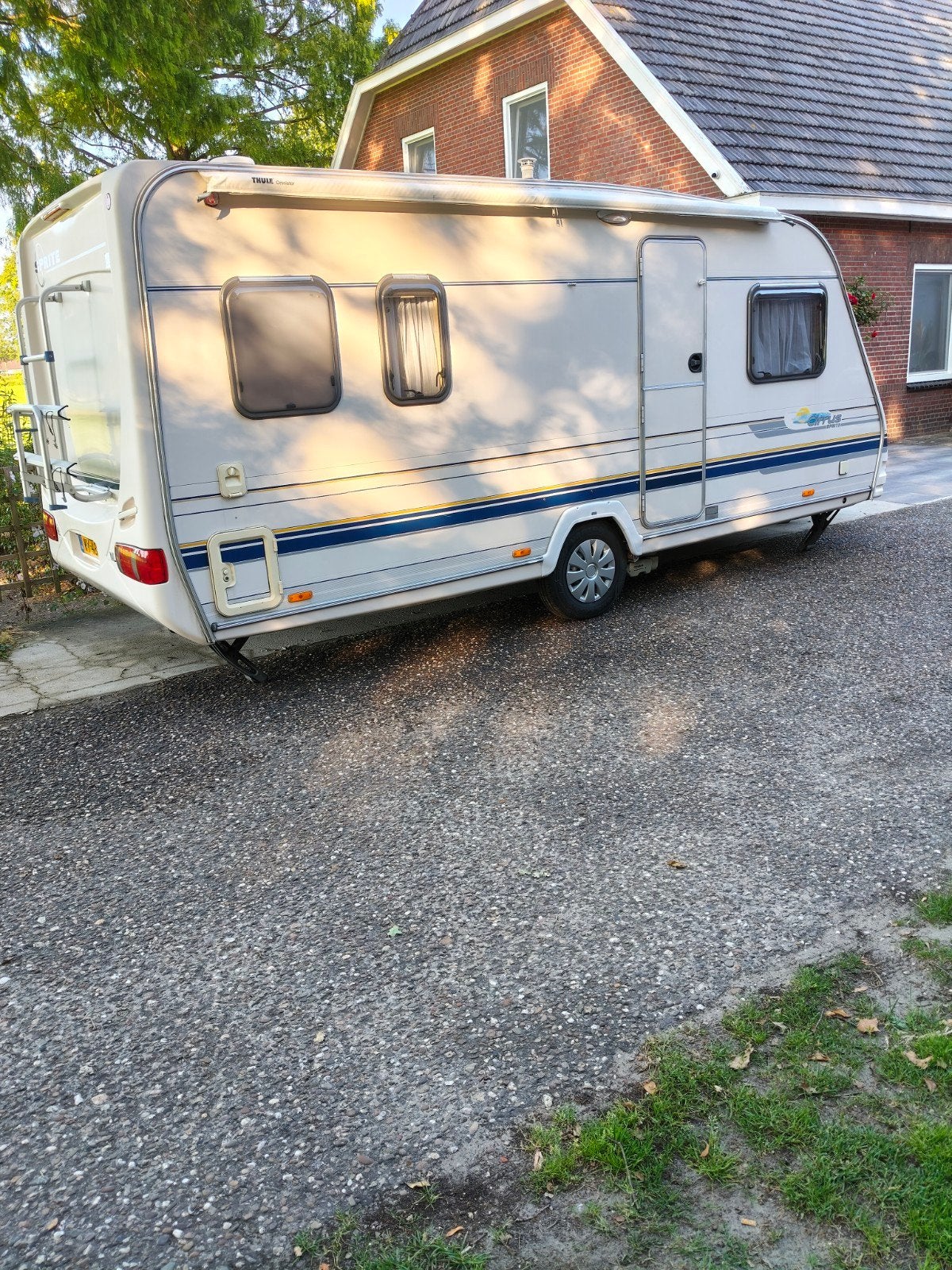 sprite Cirrus 500  bj2001 max 1400 kg, Frans bed, Kachel, Treinzit, Particulier