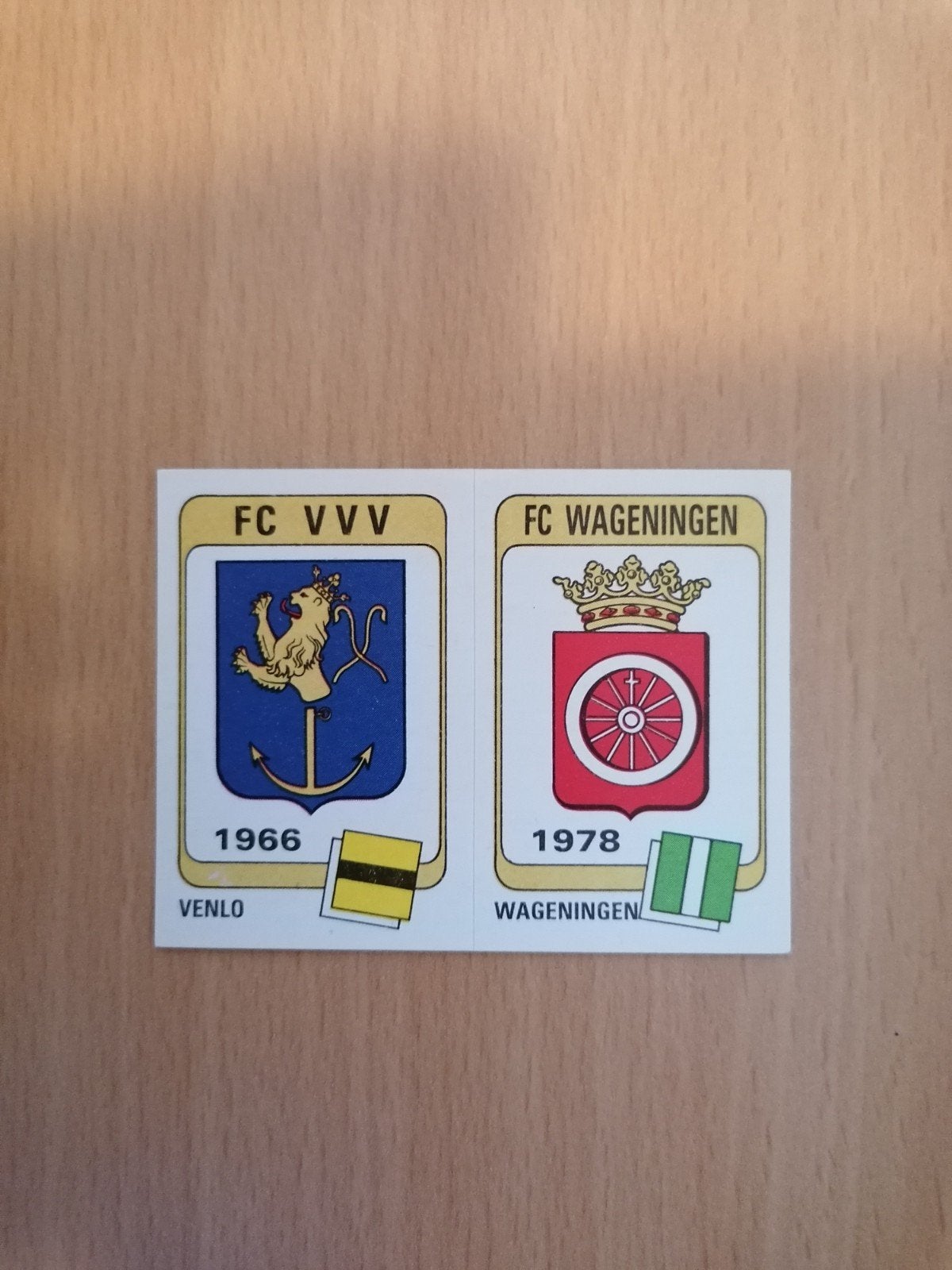 Panini Voetbal 84 #335 FC VVV en FC Wageningen embleem., Ophalen of Verzenden, Zo goed als nieuw, Plaatje