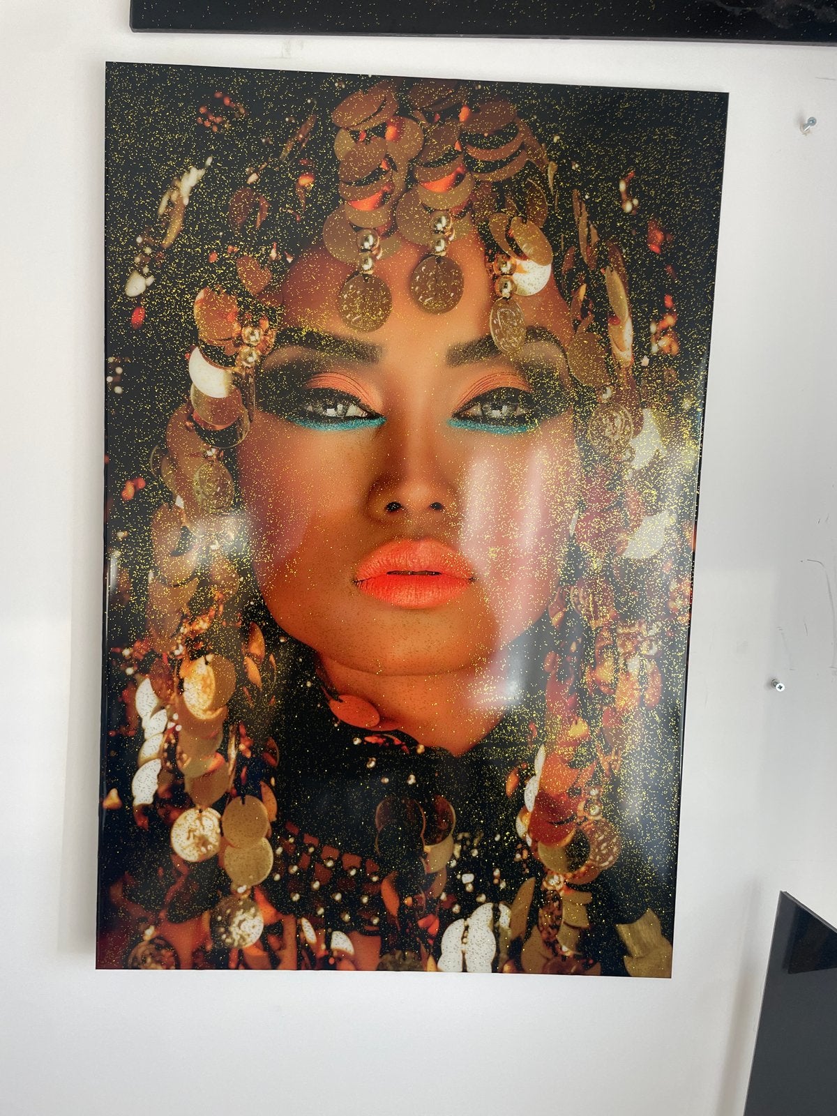 Epoxy 90x60 Vrouw met Gouden Sieraden en Glitter, Print, Overige materialen, Portret, Gelakt/vernis