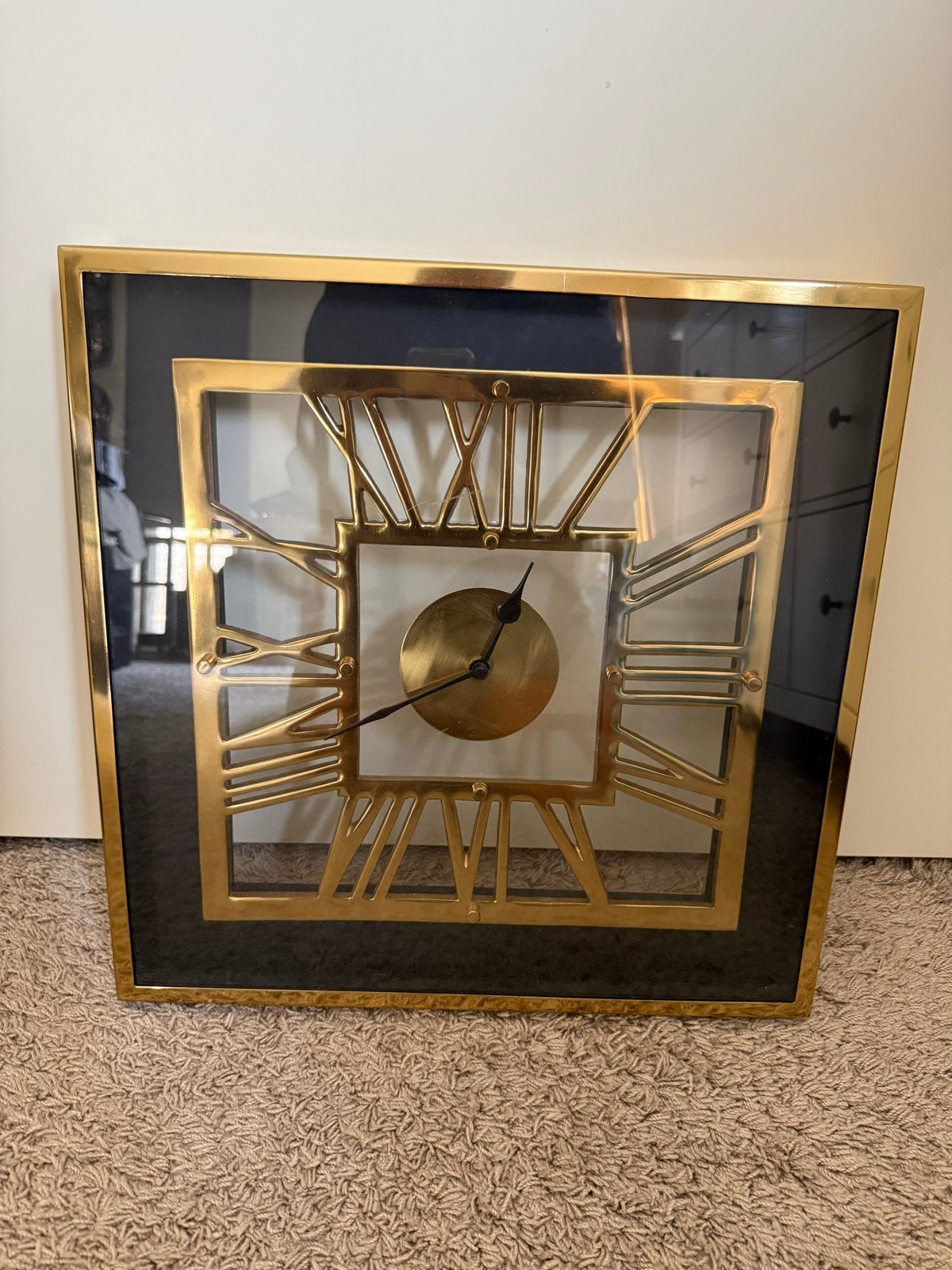 Grote gouden wandklok met Romeinse cijfers, Analoog, Ophalen of Verzenden, Zo goed als nieuw, Modern
