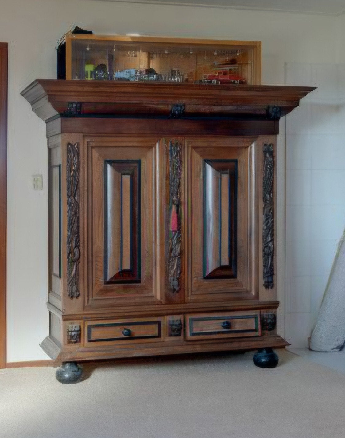 Antieke kast met houtsnijwerk en planken, Ophalen