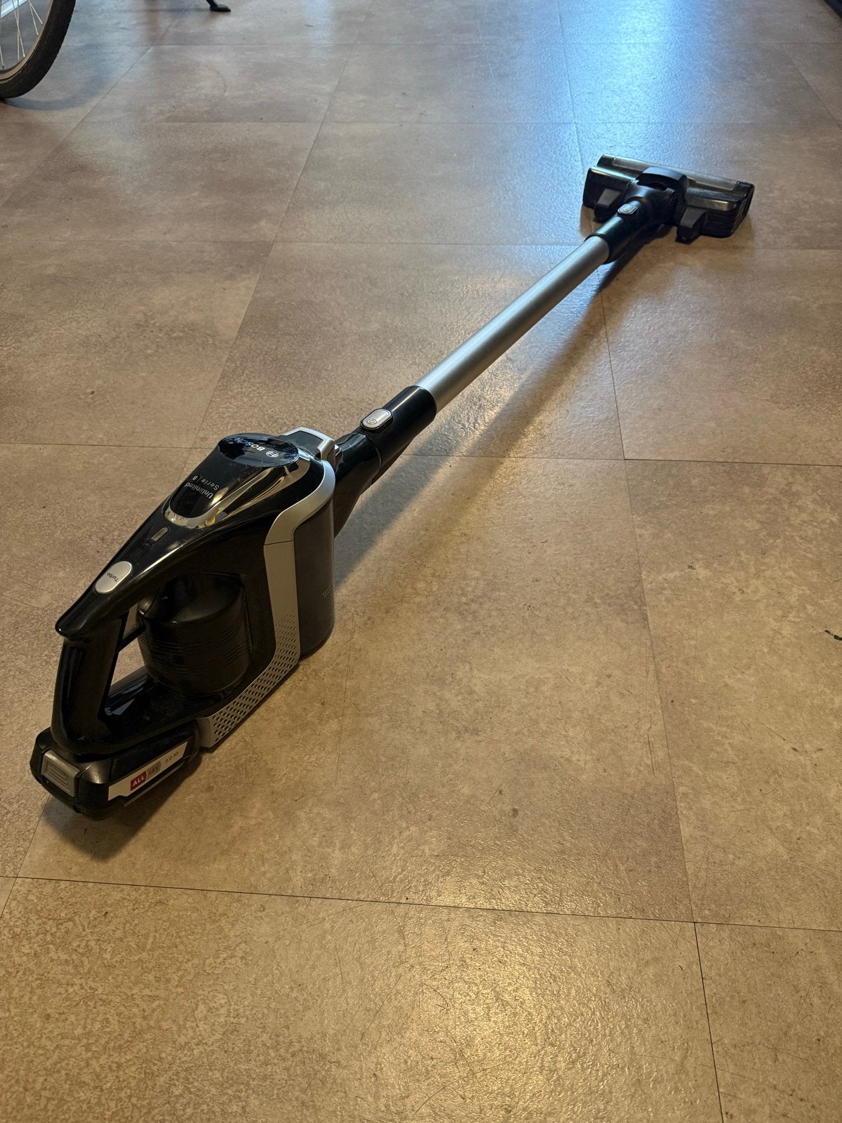 Bosch Draadloze Steelstofzuiger Unlimited Serie 8 met Dock, Ophalen, Bosch, Draadloos, Zo goed als nieuw