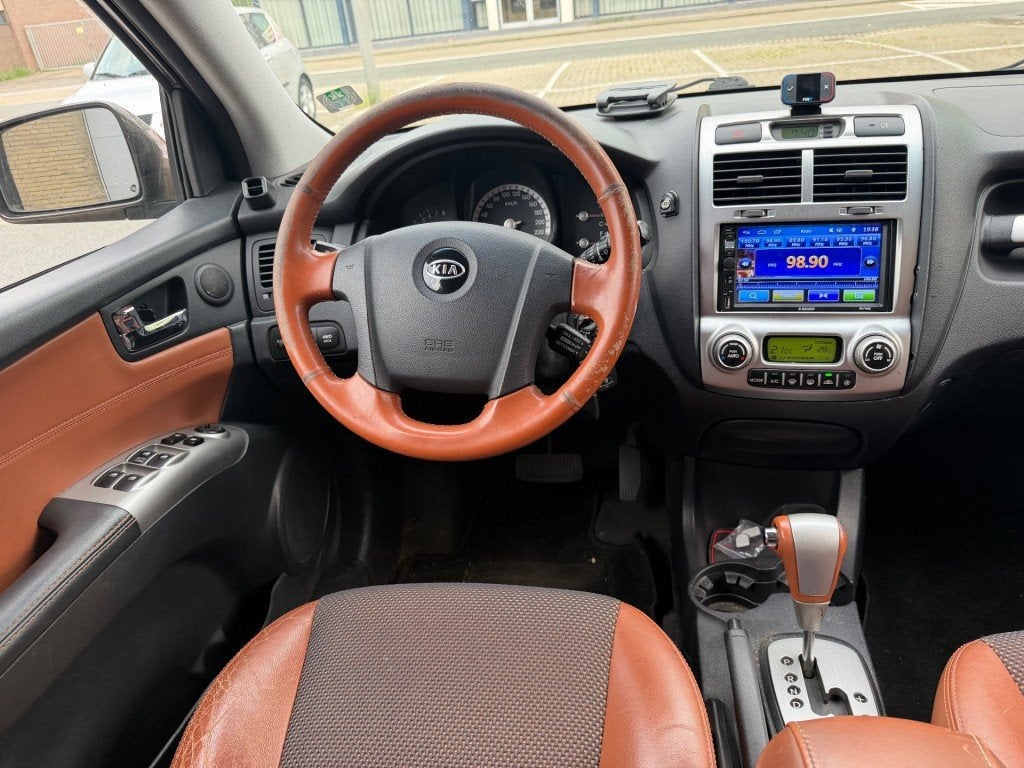 Kia SPORTAGE 2.7 V6 M-bition 4WD CLIMA HALFLEER NAP APK DIST, Auto's, Kia, Automaat, Gebruikt, Bruin, 2656 cc