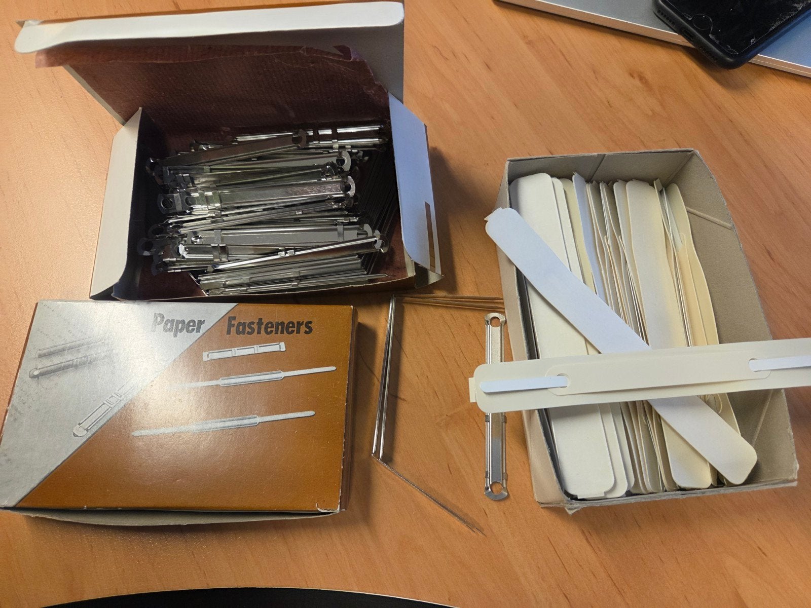 3 doosjes paper fasteners, Ophalen of Verzenden, Gebruikt