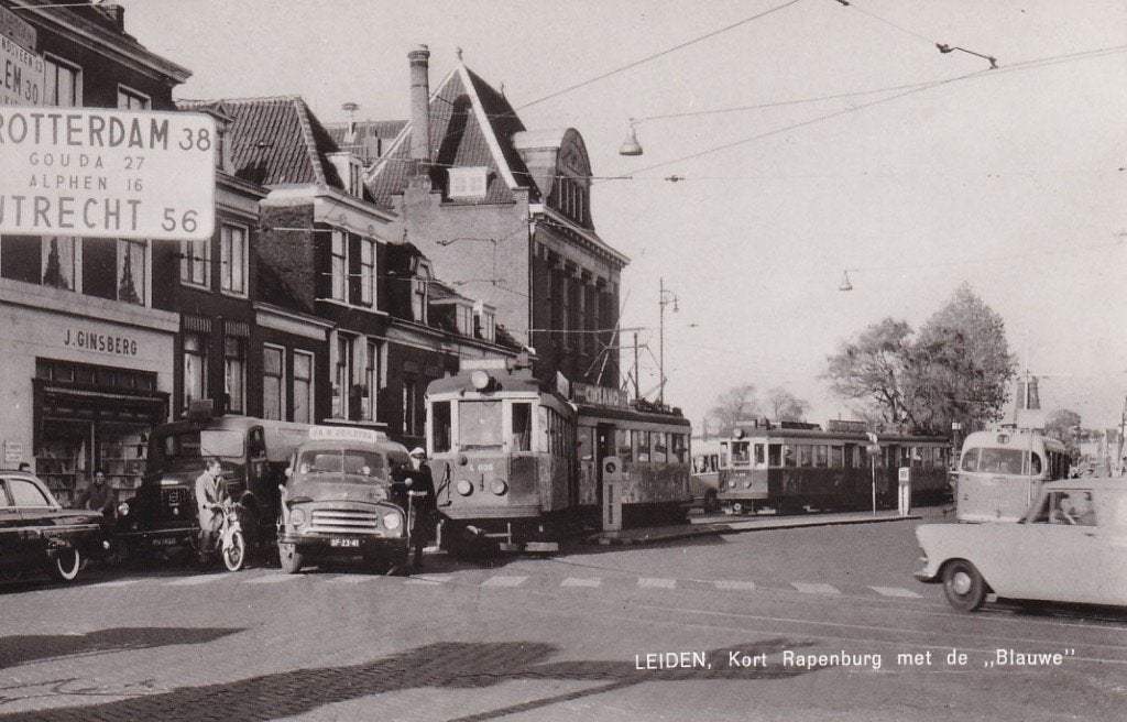 751Y Leiden, Kort Rapenburg met de "Blauwe", ANWB-richting, Ophalen of Verzenden, 1940 tot 1960, Ongelopen, Zuid-Holland