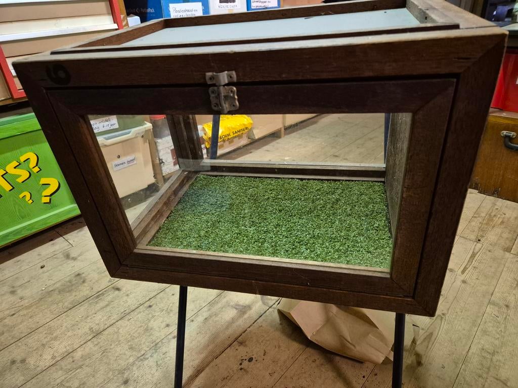 Vintage houten vitrinekastje met glazen wanden, Ophalen of Verzenden