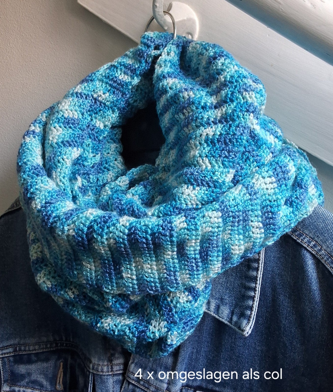 grote sjaal, in frisse blauwtinten gehaakt, Maat 46/48 (XL) of groter, Nieuw, Ophalen of Verzenden, Gehaakt