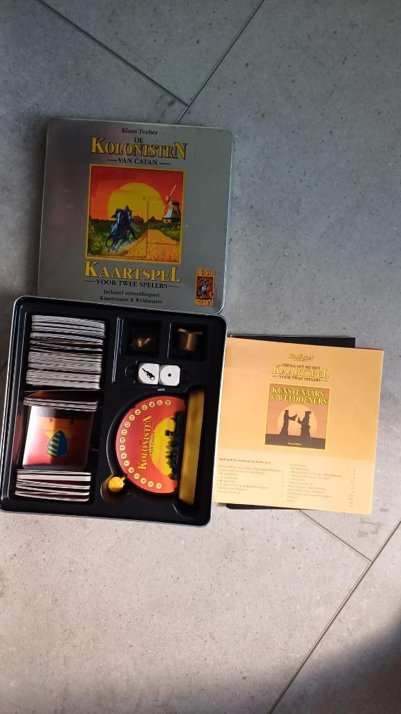 kaartspel blik Catan basis + Kunstenaars en Weldoeners 999, Hobby en Vrije tijd, Gezelschapsspellen | Kaartspellen, Een of twee spelers